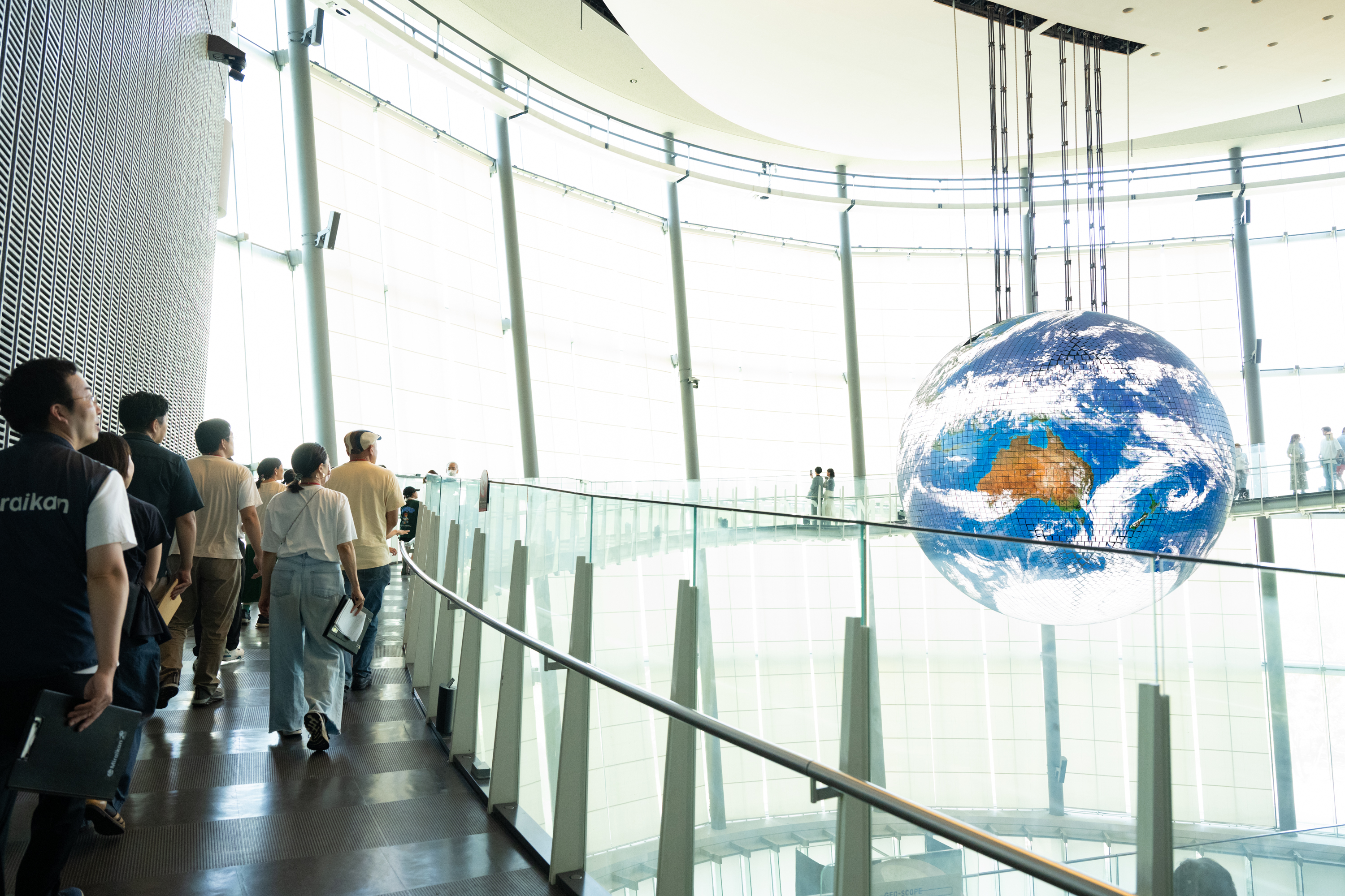 日本科学未来館を見学している写真