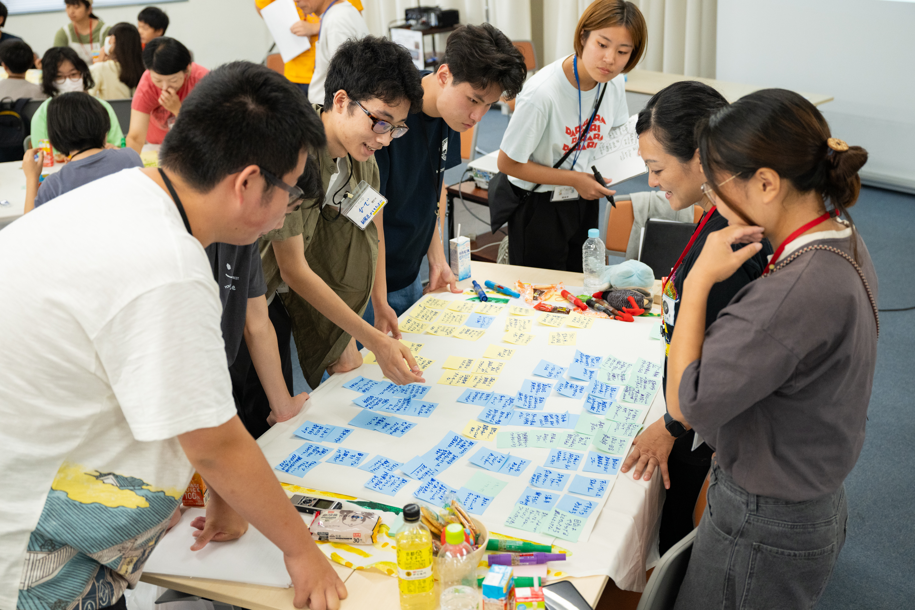 中高生が討論している画像