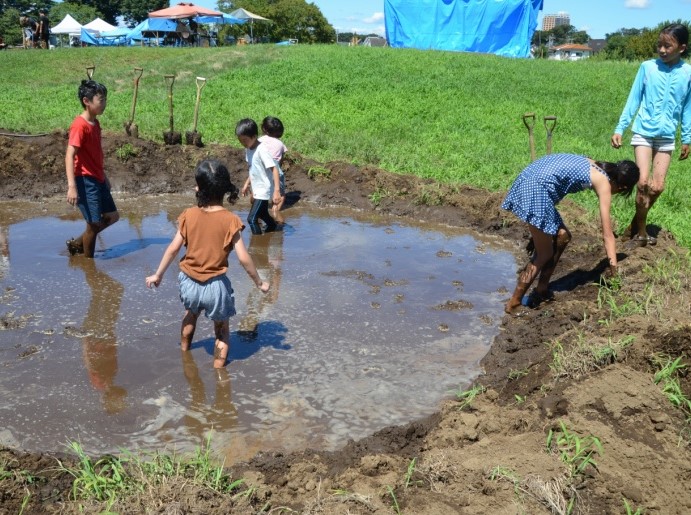 写真：学生プレーリーダーが作る夏休みわんぱくプレーパーク