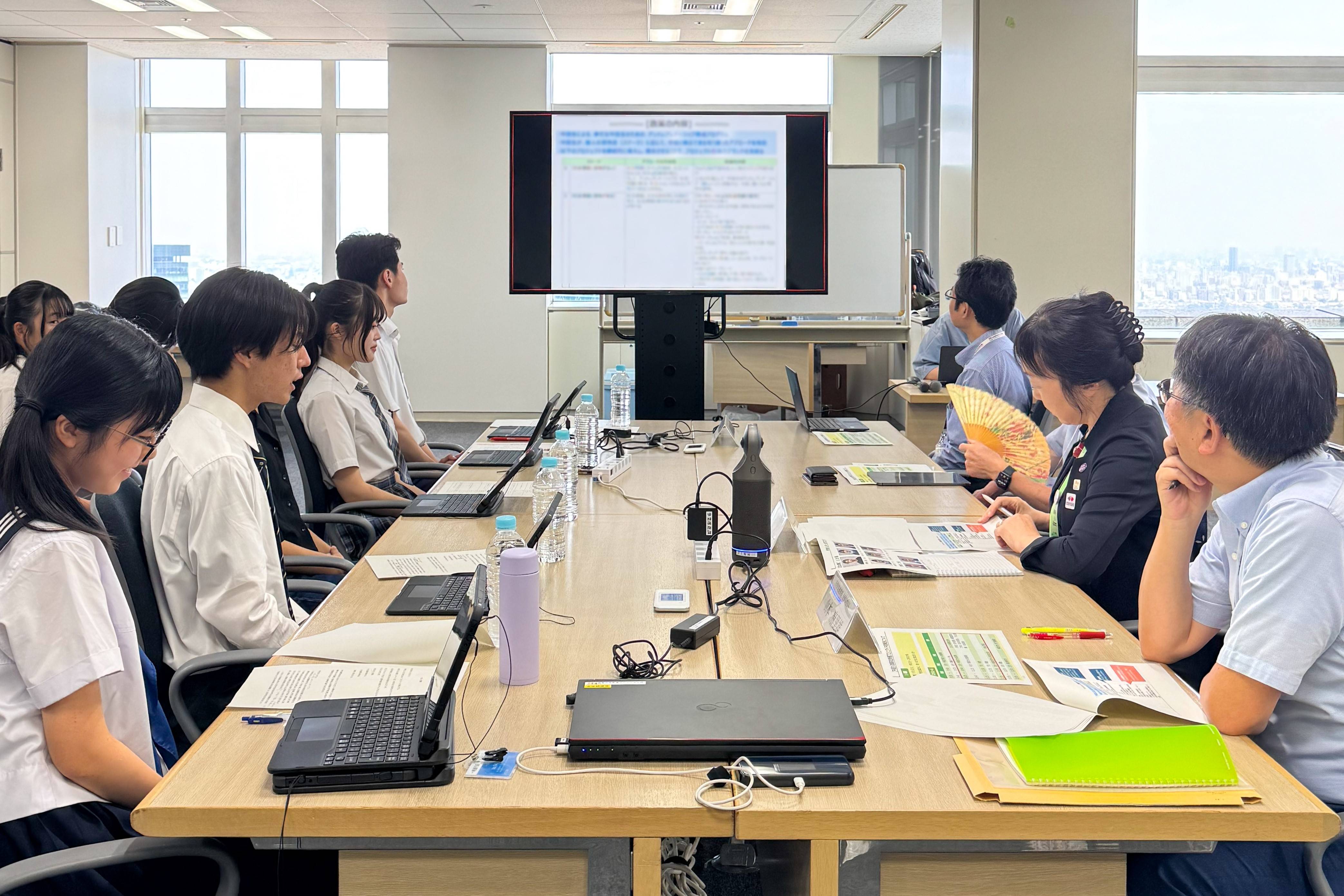 中間報告の様子①