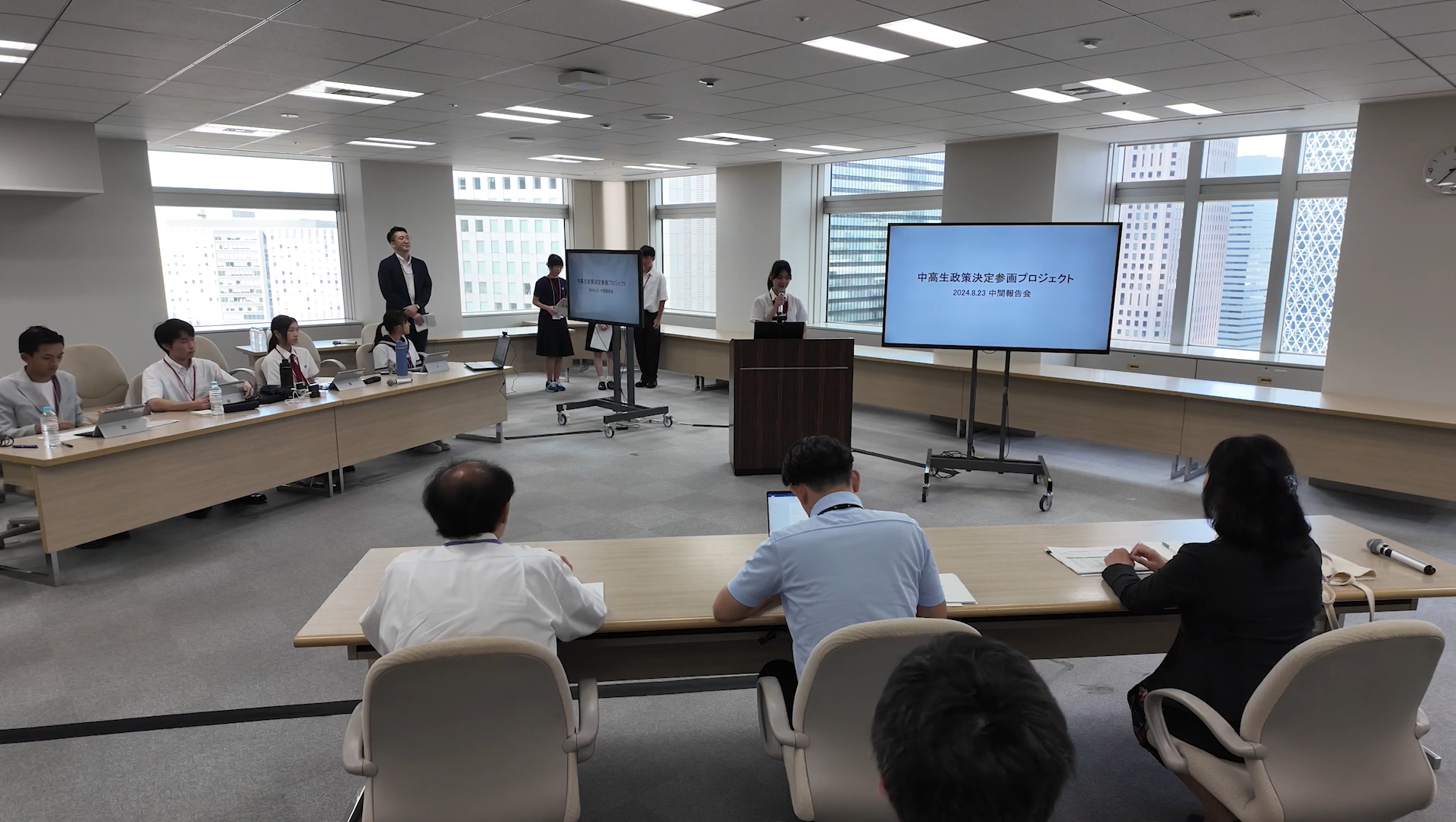 画像：中間報告の様子