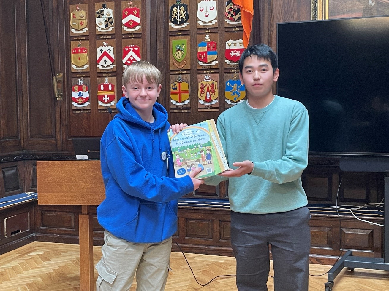 コーラナノーグで条例ハンドブックを手渡し​